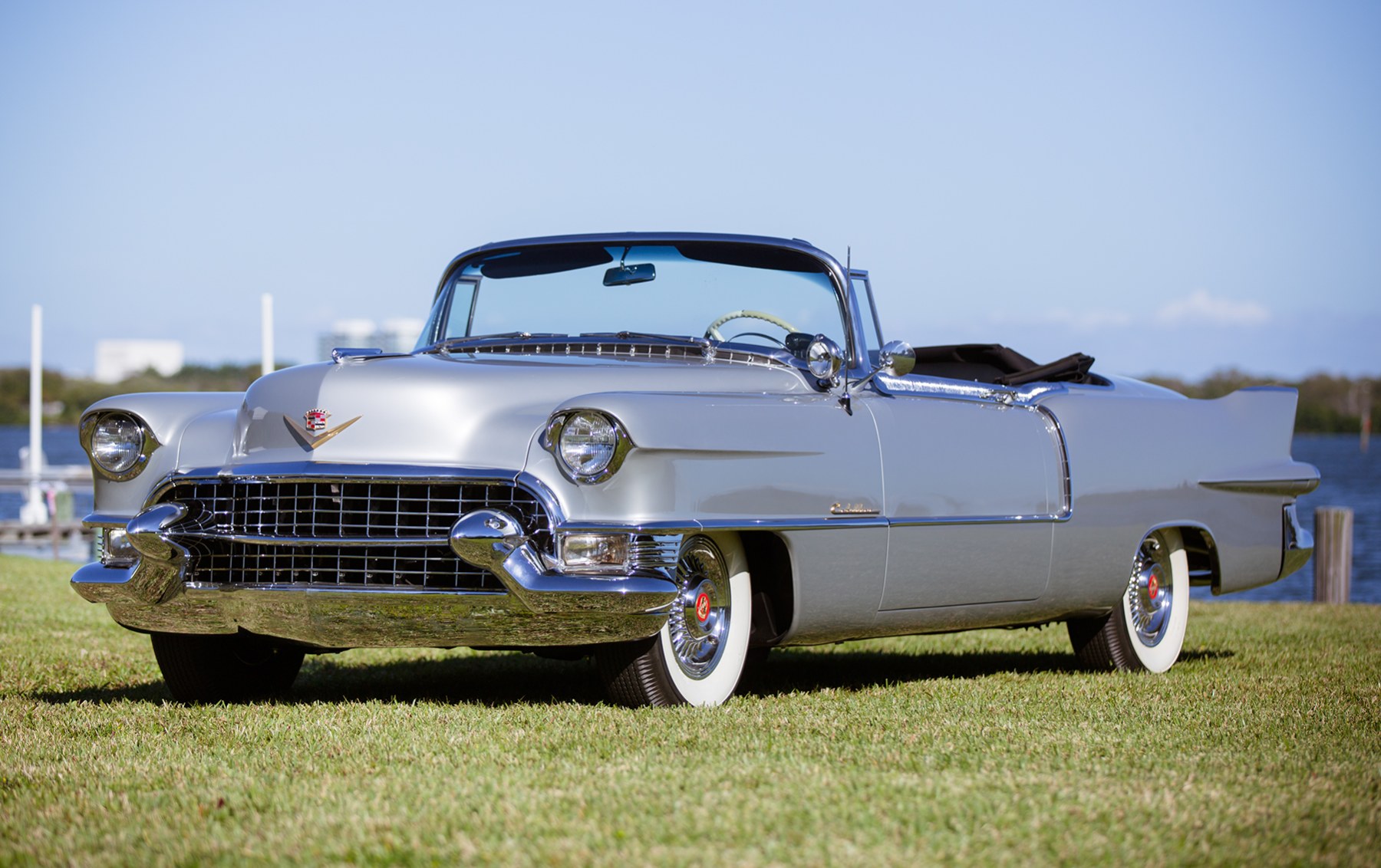 Voiture cabriolet CADILLAC Eldorado de 1955 couleur rouge
